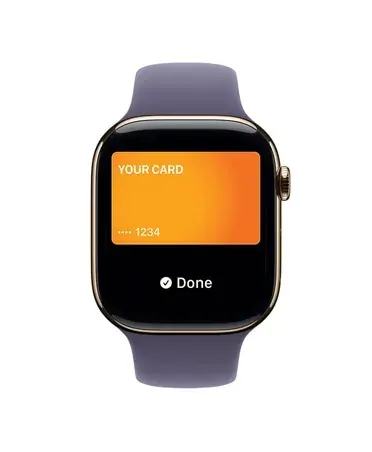 Підтвердження успішної оплати через Apple Pay на екрані золотистого Apple Watch