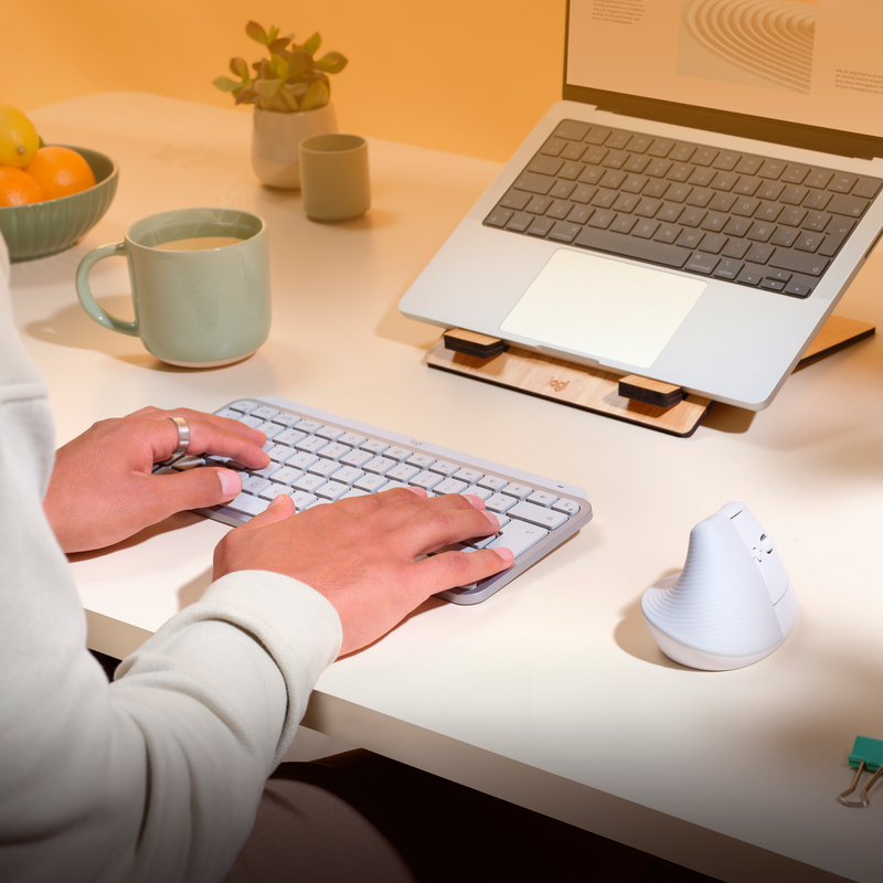 Мышь Logitech Lift for Mac Vertical Ergonomic Wireless/Bluetooth (White) 910-006477 фото