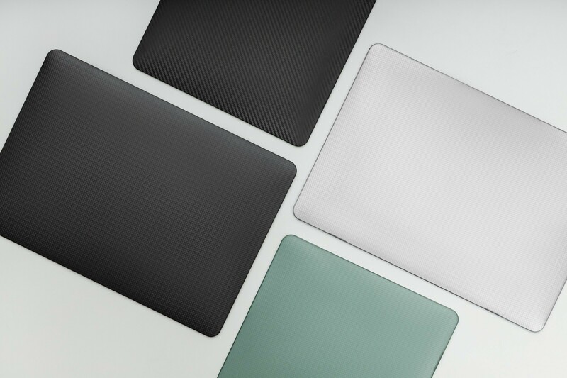 Накладка для MacBook Air 13.6" 2022 M2 SwitchEasy Touch (Carbon Black) фото