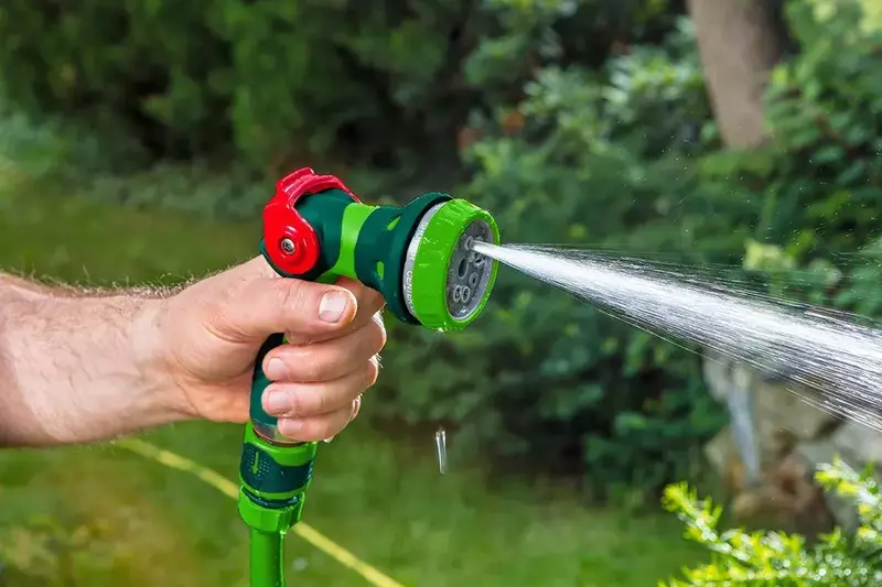 Ороситель Verto пистолетный, 1/2"-3/4", 8 функций, плавная регулировка напора воды, двухкомпонентный - фото - №3