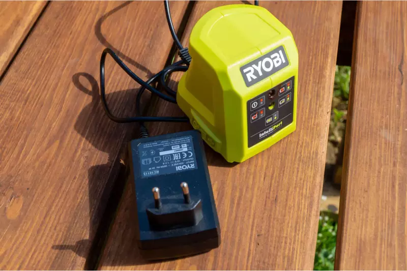 Зарядний пристрій Ryobi RC18115, 18V ONE+ компактний, 1.5А - фото - №7
