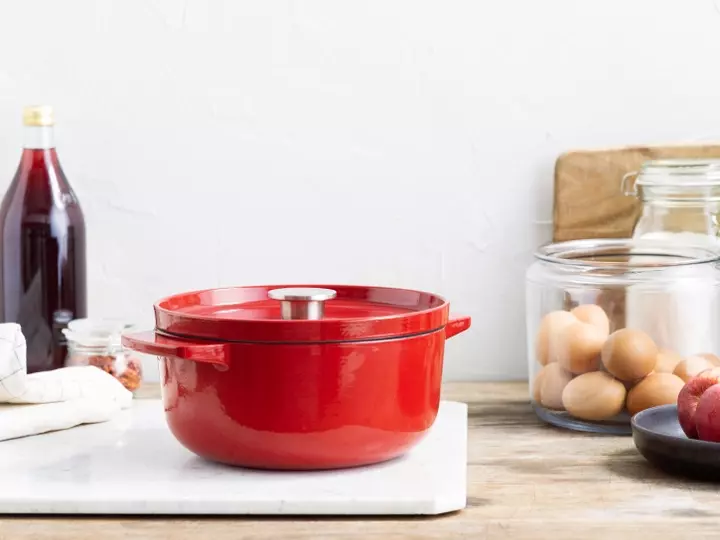 Каструля чавунна з кришкою KitchenAid, 22 см, 3,3 л, червона (CC006057-001) фото
