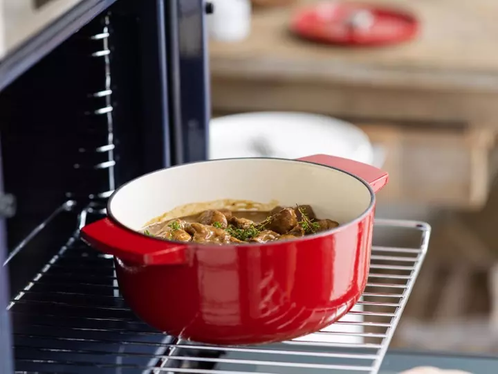 Каструля чавунна з кришкою KitchenAid, 22 см, 3,3 л, червона (CC006057-001) - фото - №6