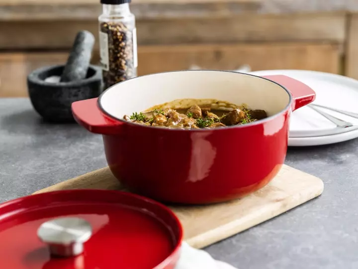 Каструля чавунна з кришкою KitchenAid, 22 см, 3,3 л, червона (CC006057-001) - фото - №7