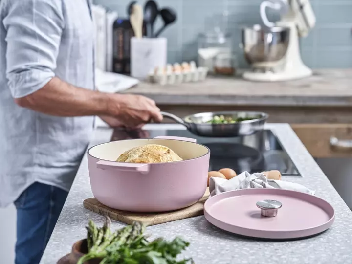 Каструля чавунна з кришкою KitchenAid, 26 см, 5,2 л, кіл, суха троянда (CC007431-001) - фото - №5