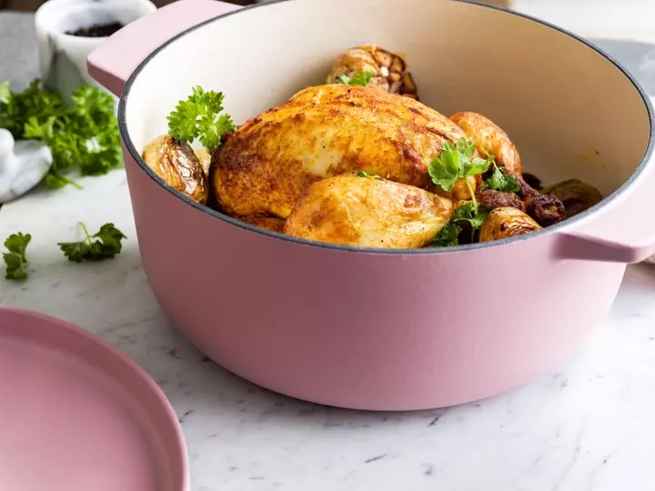 Каструля чавунна з кришкою KitchenAid, 26 см, 5,2 л, кіл, суха троянда (CC007431-001) - фото - №6