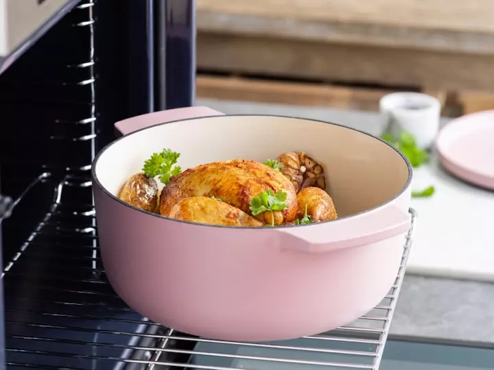 Каструля чавунна з кришкою KitchenAid, 26 см, 5,2 л, кіл, суха троянда (CC007431-001) - фото - №7