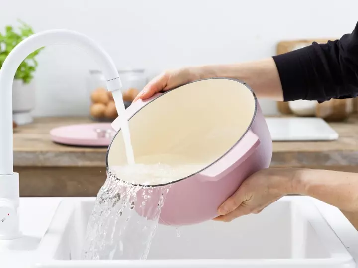 Каструля чавунна з кришкою KitchenAid, 26 см, 5,2 л, кіл, суха троянда (CC007431-001) - фото - №8