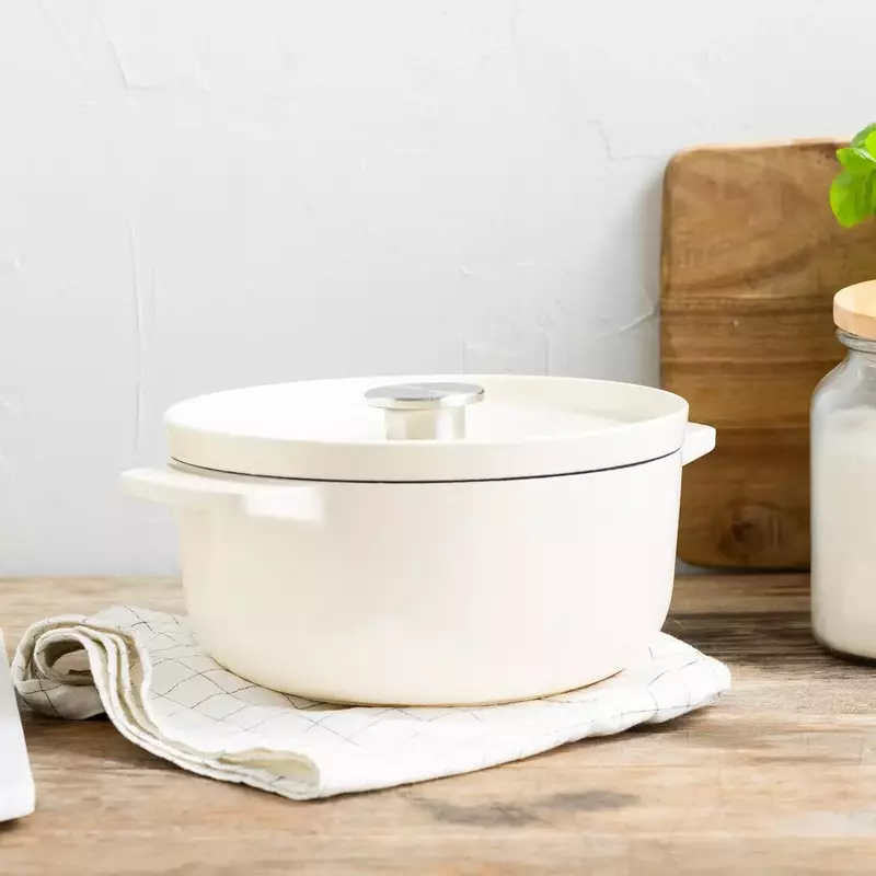 Каструля чавунна з кришкою KitchenAid, 26 см, 5,2 л, колір мигдальний крем (CC006059-001) - фото - №6