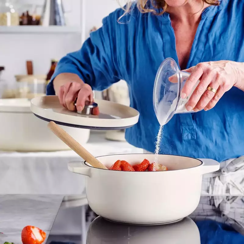 Каструля чавунна з кришкою KitchenAid, 26 см, 5,2 л, колір мигдальний крем (CC006059-001) - фото - №8