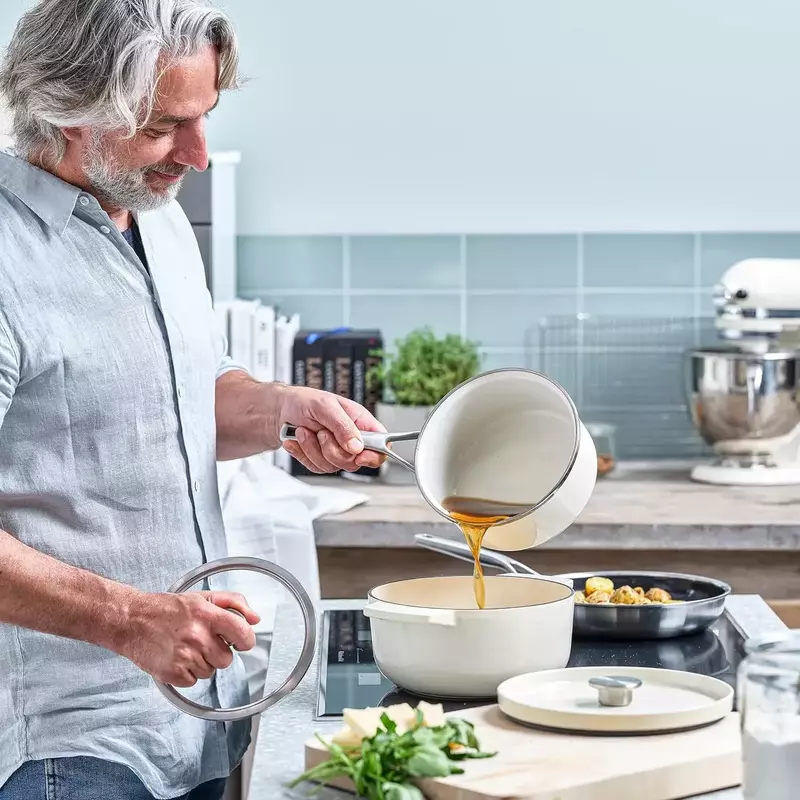 Каструля чавунна з кришкою KitchenAid, 26 см, 5,2 л, колір мигдальний крем (CC006059-001) - фото - №10