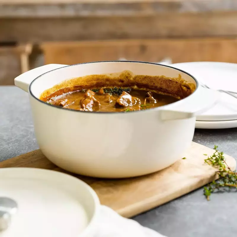 Каструля чавунна з кришкою KitchenAid, 26 см, 5,2 л, колір мигдальний крем (CC006059-001) - фото - №11