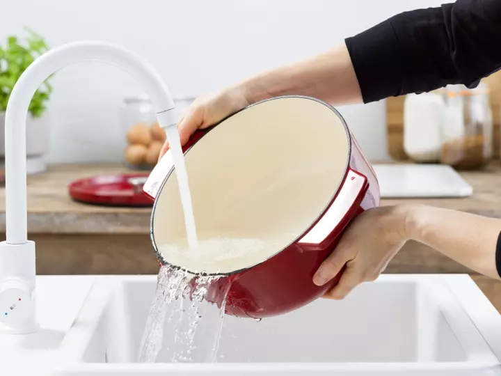 Каструля чавунна з кришкою KitchenAid, 26 см, 5,2 л, червона (CC006060-001) - фото - №8