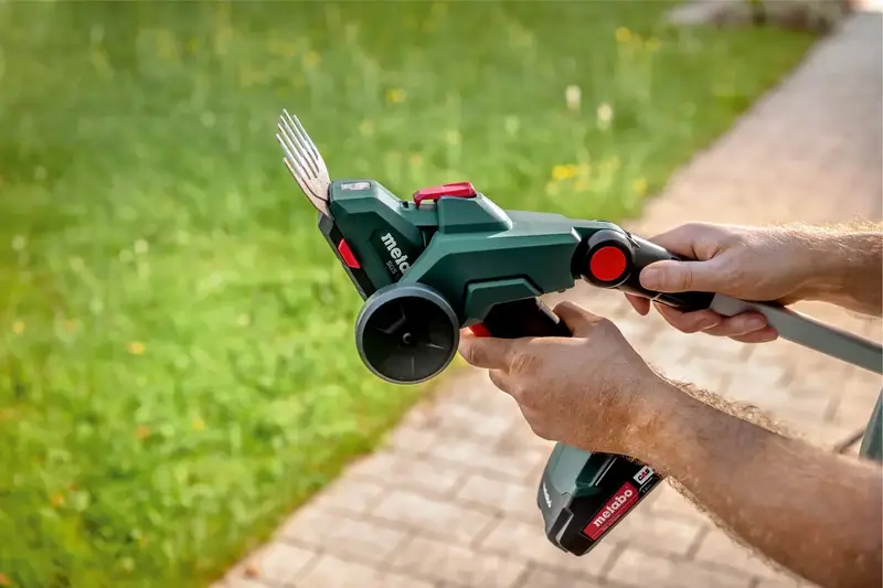 Ножиці для трави акумуляторні Metabo SGS 18 LTX Q 18V лезо 11.5 см + насадка (без АКБ та ЗП) фото