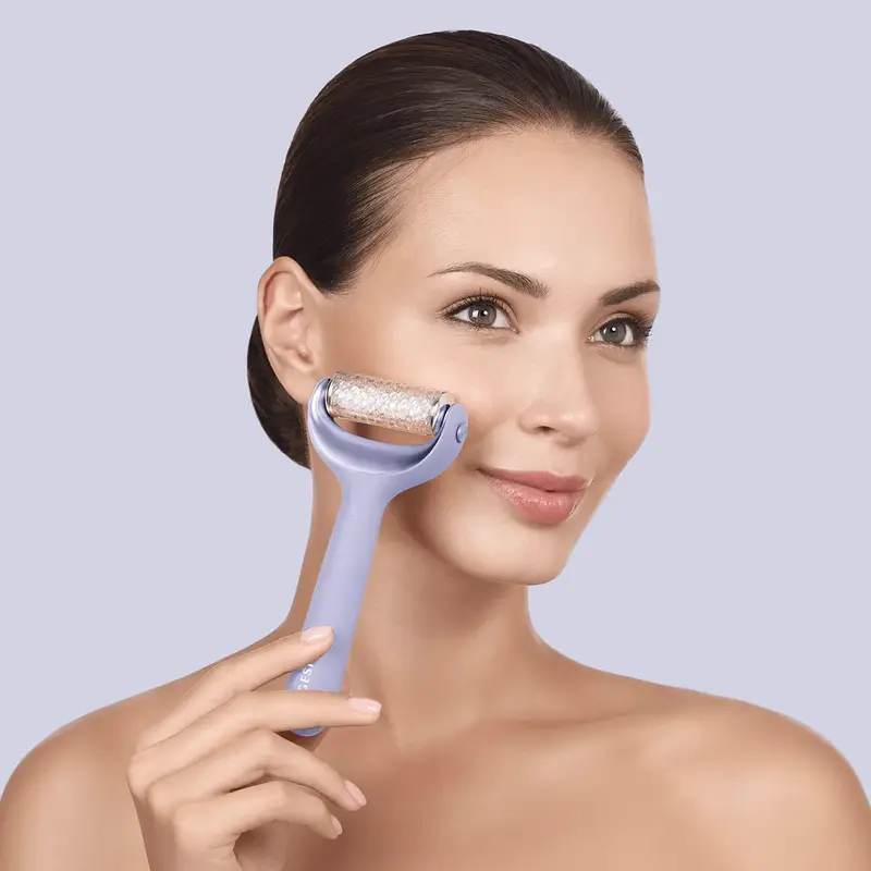 Електронний ролер для обличчя з мікроголками GESKE MicroNeedle Face & Body Roller 8 в 1 фіолетовий - фото - №3