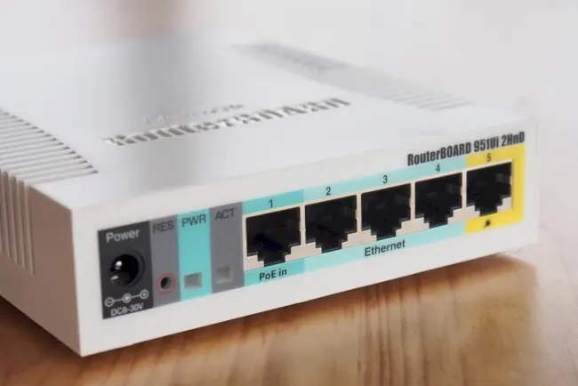 Интернет роутер MikroTik RouterBOARD RB951Ui-2HnD - фото - №4