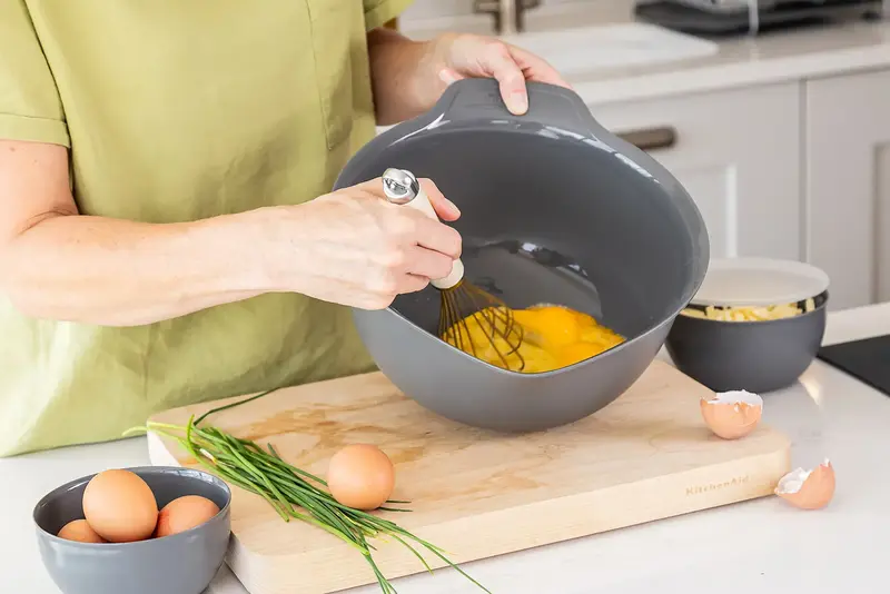Набір мисок для змішування KitchenAid Coreline 3шт, 2,4/3,3/4,3 л, сірий (KQG175OSCGG) - фото - №10
