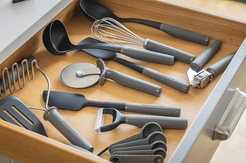 Пресс для чеснока KitchenAid Coreline, 19 см, серый (KAS132OHCGG) фото