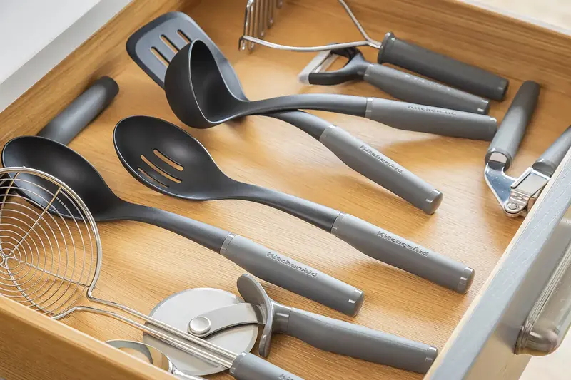 Ложка для сервірування з прорізами KitchenAid Coreline, 33,8 см, сірий (KAS004OHCGG) - фото - №4