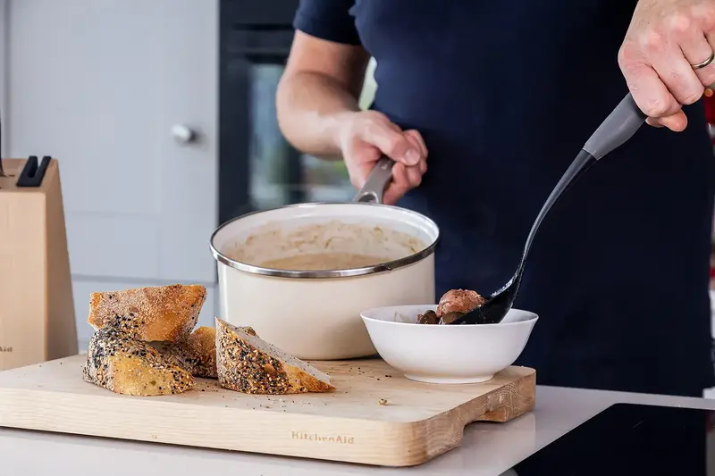 Ложка для сервірування з прорізами KitchenAid Coreline, 33,8 см, сірий (KAS004OHCGG) - фото - №3