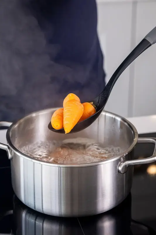 Ложка для сервірування з прорізами KitchenAid Coreline, 33,8 см, сірий (KAS004OHCGG) - фото - №7