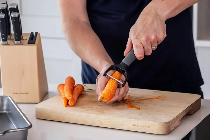 Овочечистка горизонтальна KitchenAid Coreline, 18,8 см, сірий (KAS145OHCGG) - фото - №8