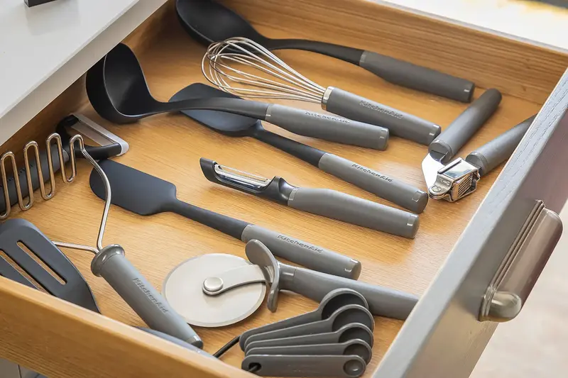 Овочечистка вертикальна KitchenAid Coreline, 22 см, сірий (KAS112OHCGG) - фото - №6