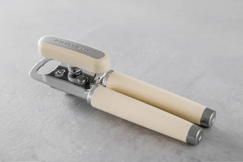 Відкривалка для банок та пляшок KitchenAid Coreline, 21 см, кремова (KAG199OHACE) - фото - №4