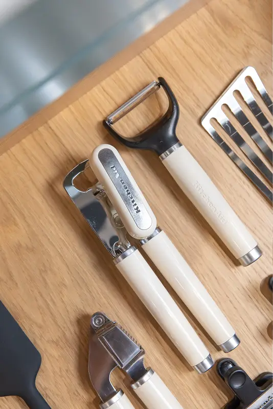 Відкривалка для банок та пляшок KitchenAid Coreline, 21 см, кремова (KAG199OHACE) - фото - №8