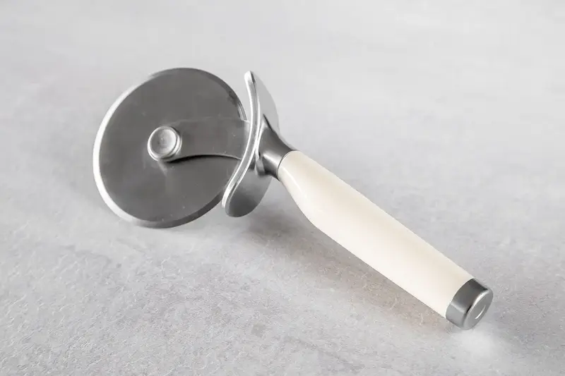 Ніж для піци KitchenAid Coreline, 22,7 см, кремовий (KAG113OHACE) - фото - №6