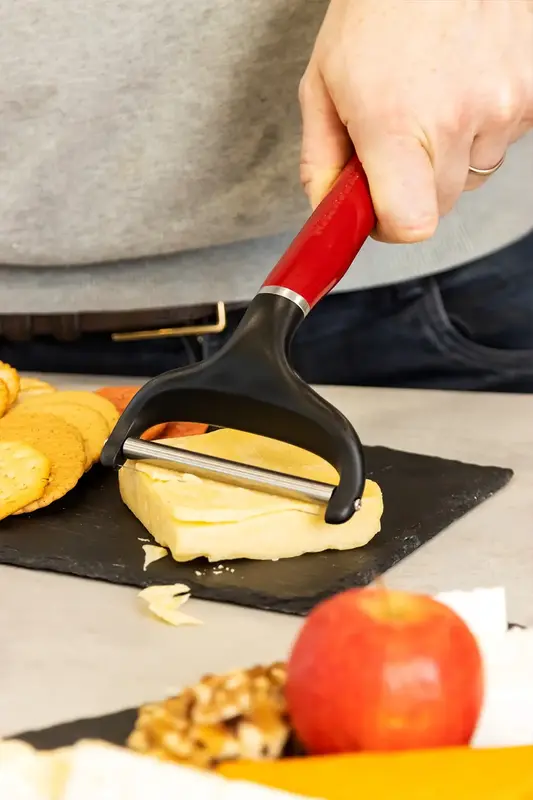 Ніж для сиру KitchenAid Coreline, 20,3 см, червоний (KAG133OHERE) - фото - №6