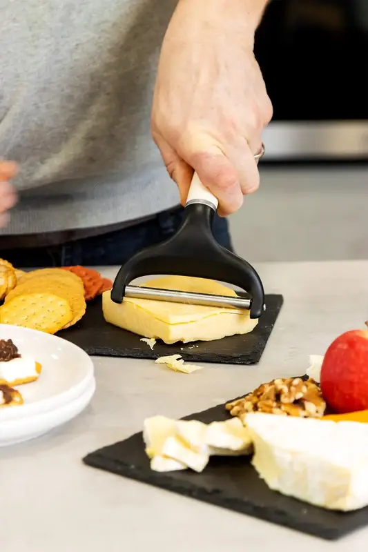 Ніж для сиру KitchenAid Coreline, 20,3 см, кремовий (KAG133OHACE) - фото - №5