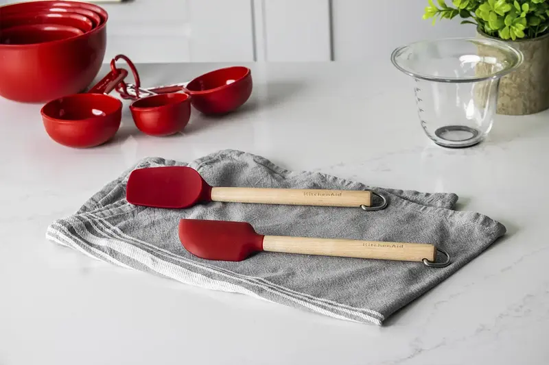 Набор лопаток для теста KitchenAid Coreline, 2 шт, 23,5 см, береза, красный (KQR750OHERE) - фото - №6