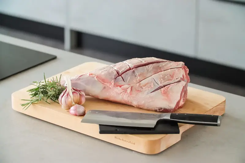 Ніж-топірець KitchenAid Coreline із захисним чохлом для леза, 15 см (KOG6IVSSOHOBA) - фото - №10