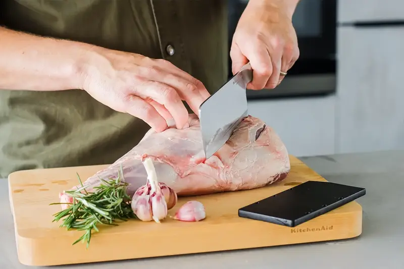 Ніж-топірець KitchenAid Coreline із захисним чохлом для леза, 15 см (KOG6IVSSOHOBA) - фото - №11