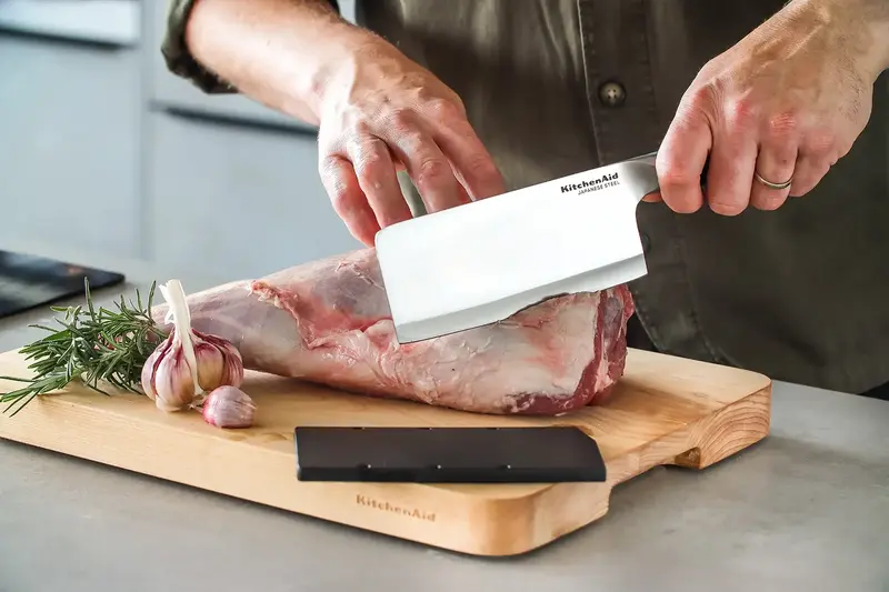 Ніж-топірець KitchenAid Coreline із захисним чохлом для леза, 15 см (KOG6IVSSOHOBA) - фото - №9