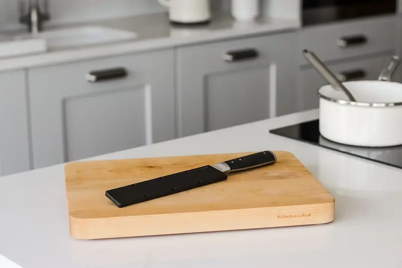 Ніж для хліба KitchenAid Coreline із захисним чохлом для леза, 20 см (KOG8IRSSOHOBA) - фото - №17