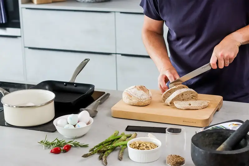 Ніж для хліба KitchenAid Coreline із захисним чохлом для леза, 20 см (KOG8IRSSOHOBA) - фото - №18