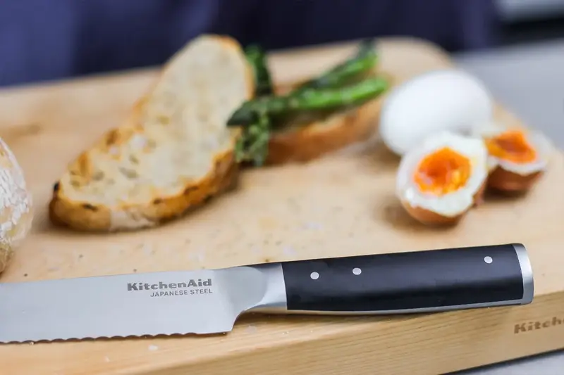 Ніж для хліба KitchenAid Coreline із захисним чохлом для леза, 20 см (KOG8IRSSOHOBA) - фото - №15