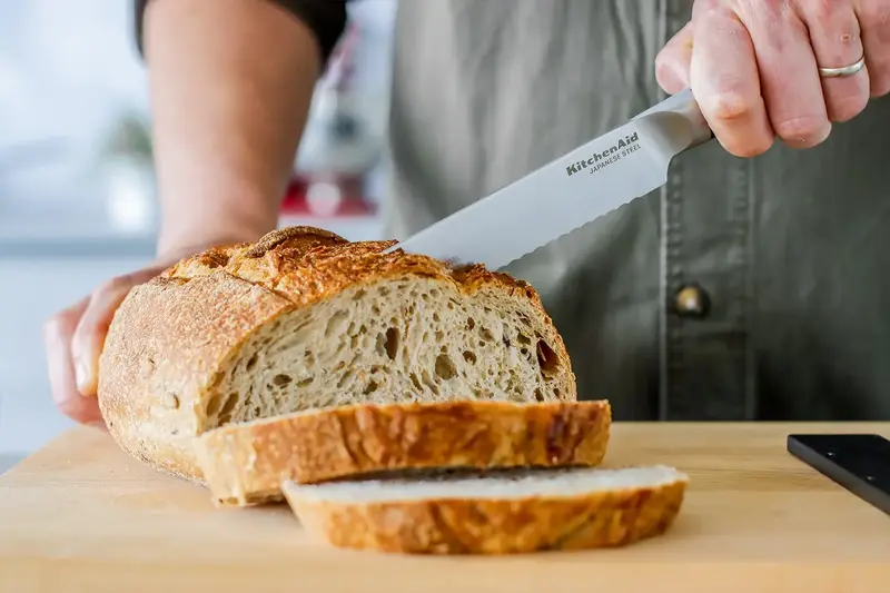 Ніж для хліба KitchenAid Coreline із захисним чохлом для леза, 20 см (KOG8IRSSOHOBA) - фото - №14