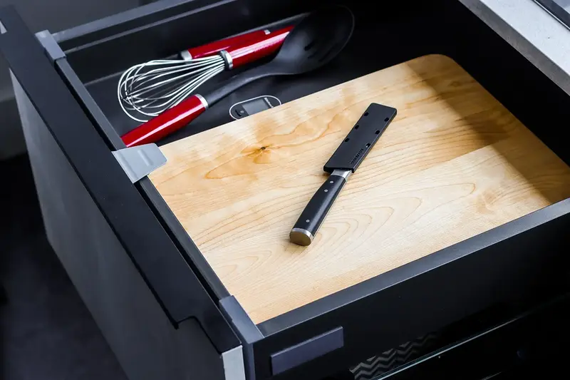 Ніж універсальний KitchenAid Coreline із захисним чохлом для леза, 11 см (KOG45TSSOHOBA) - фото - №11