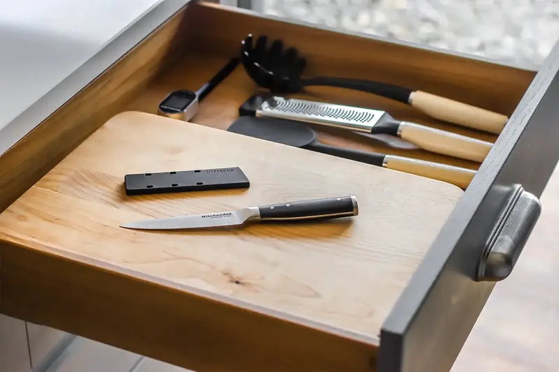 Ніж універсальний KitchenAid Coreline із захисним чохлом для леза, 11 см (KOG45TSSOHOBA) - фото - №10