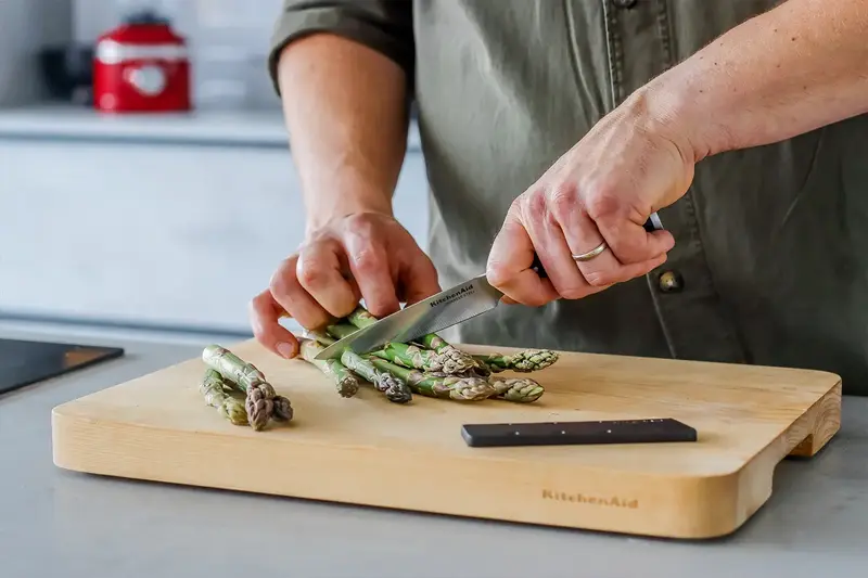 Ніж універсальний KitchenAid Coreline із захисним чохлом для леза, 11 см (KOG45TSSOHOBA) - фото - №9