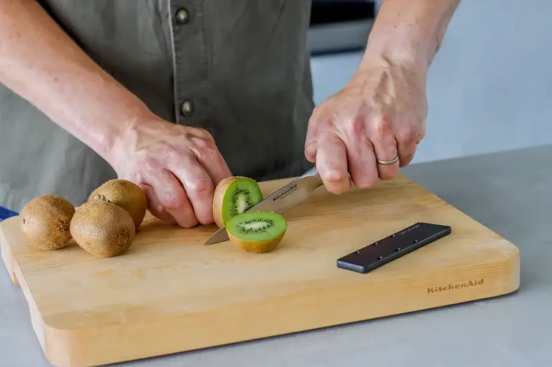 Ніж універсальний KitchenAid Coreline із захисним чохлом для леза, 11 см (KOG45TSSOHOBA) - фото - №14