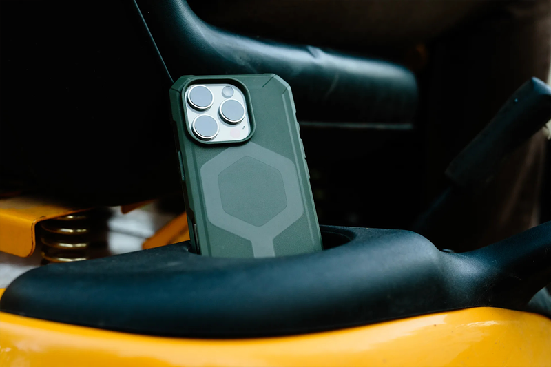 Чохол для iPhone 16 Pro Max UAG Essential Armor Magsafe Olive Drab (114449117272) - фото - №5