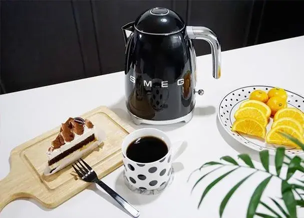 Електричний чайник Smeg KLF03BLEU - фото - №4