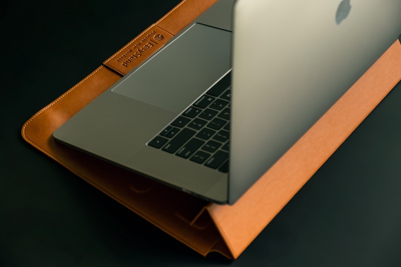 Чохол EasyStand для MacBook 13" (Saddle Brown) GS-105-114-201-146 фото