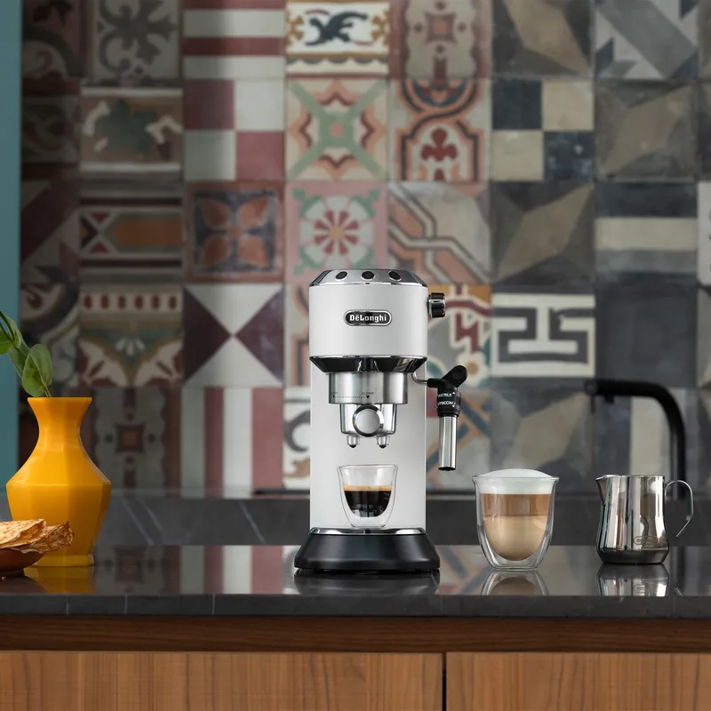 Кавоварка De'Longhi Dedica EC685.W