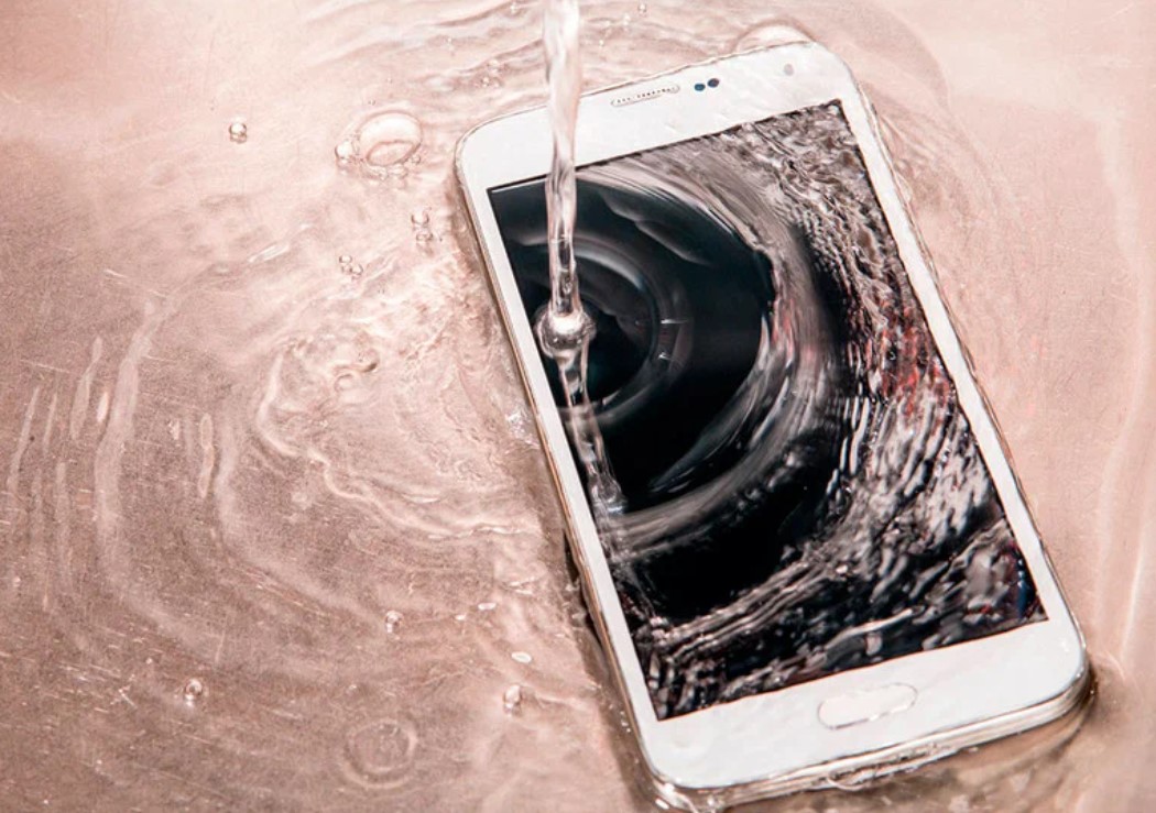 Попала вода iPhone 11